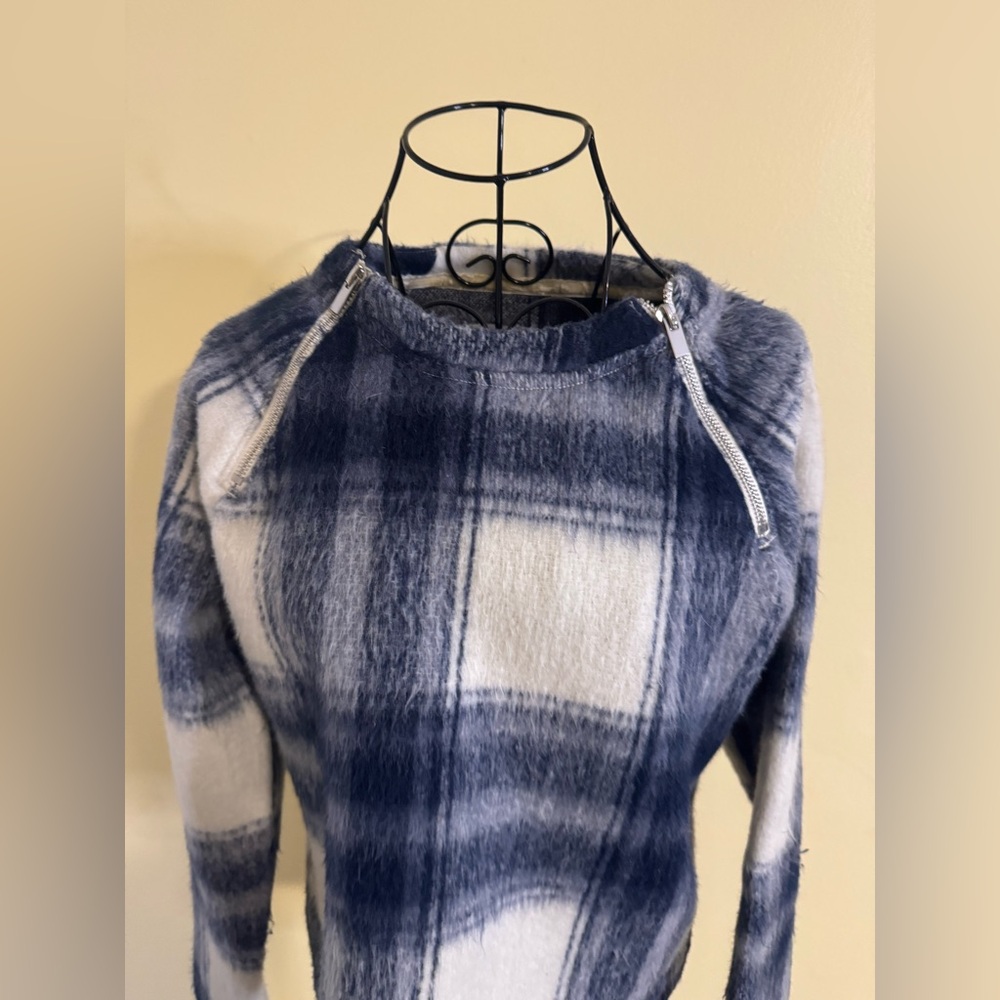 Abercrombie & Fitch Blue and White Plaid Shaggy Sweatshirt Top Size XS - Picture 3 of 7